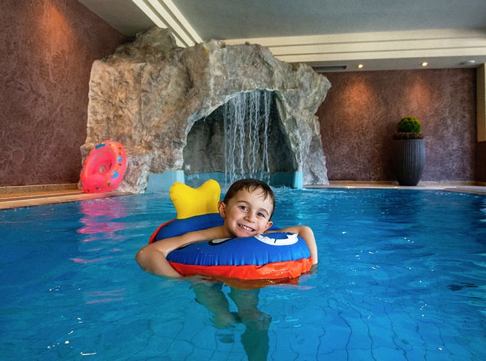 Hallenschwimmbad mit Felsgrotte